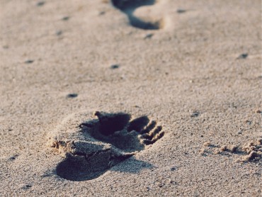 plage les pieds nus